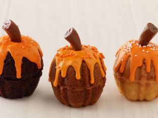 Glazed Mini Pumpkin Cakes