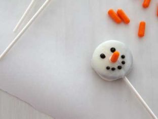 How to Make Oreo Snowman Pops