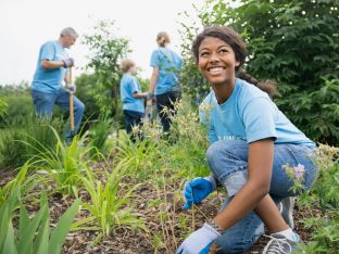 teens volunteering