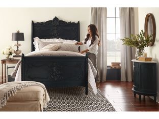 Joanna Gaines making the bed