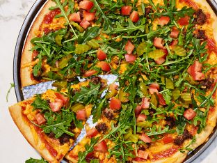cheeseburger pizza with arugula