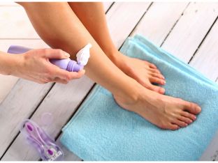 girl shaving legs