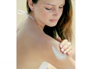teen applying sunscreen