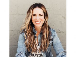 Rachel Hollis headshot