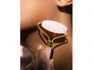 woman use quartz facial roller
