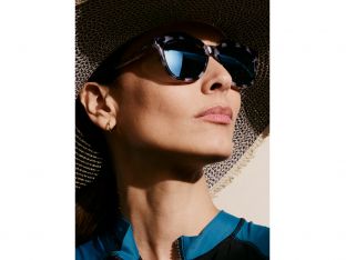 woman in sunglasses and hat