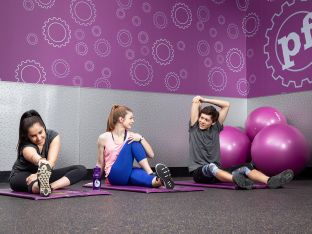 teens working out at planet fitness