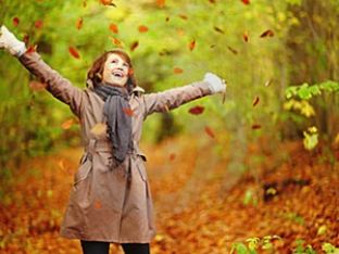 autumn-woman-playing-leaves-forest-7231733.jpg
