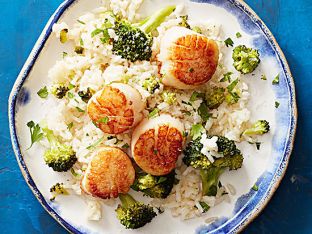 Sea Scallops with Broccoli Rice