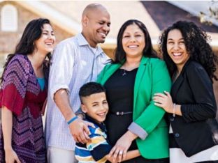 Modern-Family-Naomi--490x335.jpg