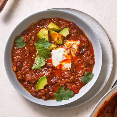 beef and bean chili with toppings
