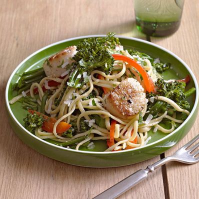 Linguine with Scallops, Red Pepper and Broccolini