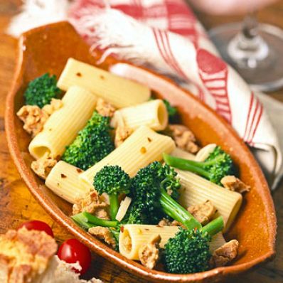 Garlicky Rigatoni with Broccoli