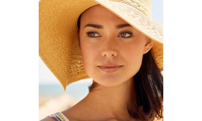woman wearing sunscreen