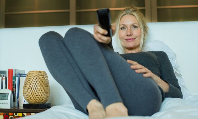 woman watching tv solo