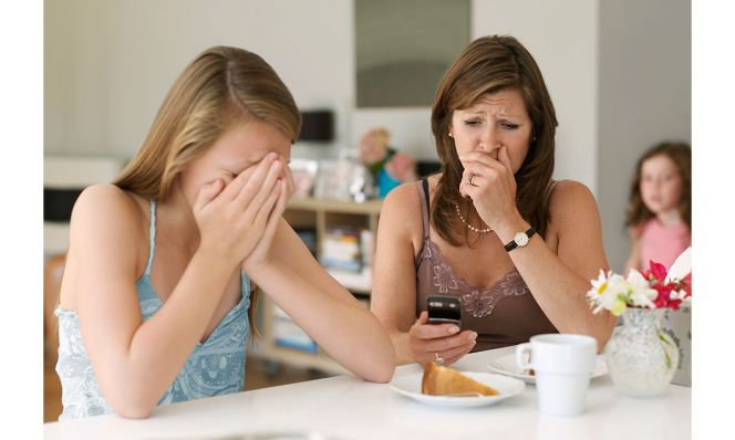 mother sees cyber bullying on cellphone