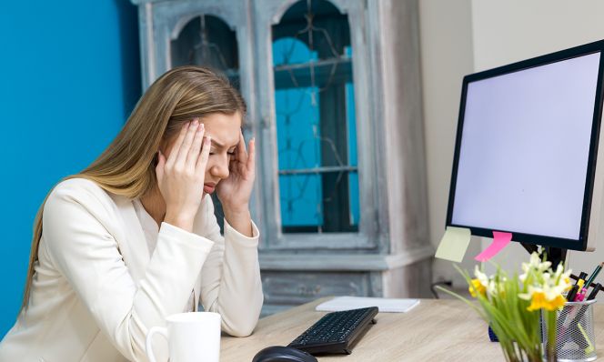 woman with intense headache, which could be a sign of stroke