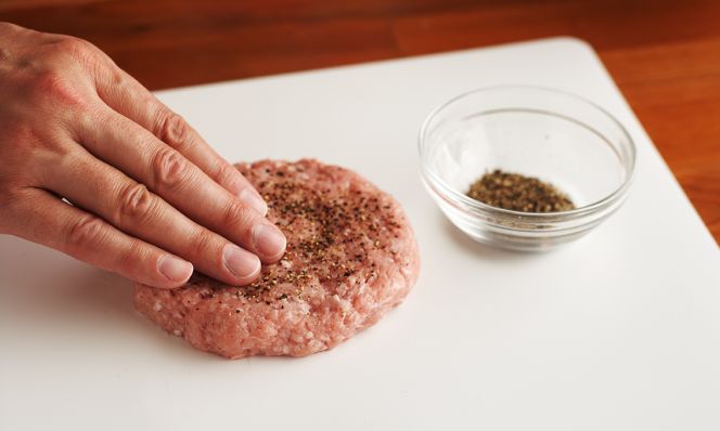 seasoning burger patty